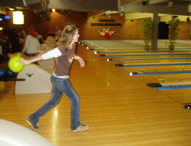 Dudek fyrer den af p� bowlingbanen! Hun vandt ogs� en bamse!