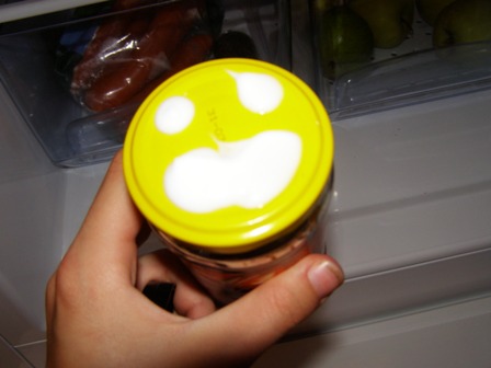 Ca, c'est un smiley de creme! (matas fugtighedsbodylotion med lilla striber p� tacosauceglas)